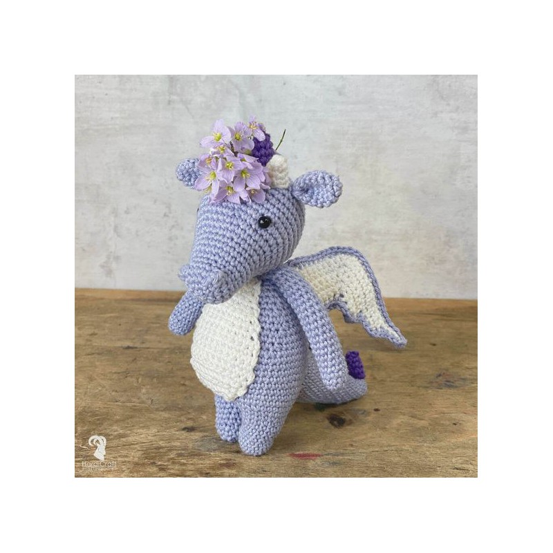 HC-40SM76 HARDICRAFT HAAKPAKKET AMIGURUMI DRAGON SYL HC-40SM76 HARDICRAFT HAAKPAKKET AMIGURUMI DRAGON SYL