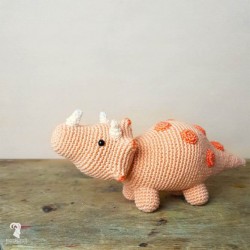HARDICRAFT HAAKPAKKET AMIGURUMI DINO TRICERATOPS